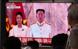 Des images du dirigeant nord-coréen Kim Jong Un et de sa femme Ri Sol-ju diffusées sur un écran dans une gare de Séoul, le 5 juin 2022 en Corée du Sud