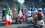Des passionnés de Vespa du monde entier participent à la parade des Vespa World Days, marquant le 80e anniversaire de la célèbre marque italienne de scooters, le 27 juin 2026 à Rome 