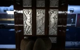 Un triptyque de naïades en verre sur des panneaux d'acajou de Cuba du célèbre joaillier et verrier René Lalique dans une voiture restaurée de l'Orient-Express, le 13 mai 2019 à la gare de l'Est, à Paris