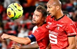 Le milieu de terrain international du Stade Rennais, Steven Nzonzi (droite), lors du match contre Monaco, le 19 septembre 2020 à Rennes