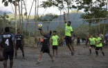 Des anciens combattants des Farc jouent au volleyball depuis le campement des Farc à Vegaez, le 2 janvier 2017