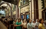 Des fidèles catholiques prient à la cathédrale Sainte-Marie de Rangoun au lendemain du décès du pape François, le 22 avril 2025 en Birmanie