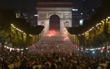 Les Champs-Elysées investis par les supporters de l'équipe de France lors de sa victoire en demi-finales du Mondial contre la Belgique, le 10 juillet 2018 à Paris