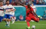L'attaquant belge Romelu Lukaku ouvre le score face à la Russie, lors de leur match de poule à l'Euro 2020, le 12 juin 2021 à Saint-Petersbourg