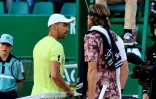 Benjamin Bonzi abandonne face au Grec Stefanos Tsitsipas à Monte-Carlo, le 11 avril 2023 