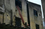 Des pompiers sur les lieux d'un incendie qui s'est déclaré dans une fabrique de costumes de carnaval à Rio de Janeiro, le 12 février 2025 au Brésil
