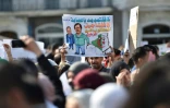 Des enseignants et élèves algériens brandissent des pancartes lors d'une manifestation contre l'extention du 4e mandat du président Abdelaziz Bouteflika, le 13 mars 2019 à Alger