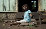 Une fillette indigène Arara devant sa maison dans un camp de la tribu Laranjal en Amazonie brésilienne, le 15 mars 2019