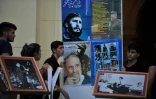 Des étudiants accrochent des portraits de Fidel Castro à l'Université de La Havane, le 26 novembre 2016, au lendemain de sa mort 