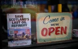Une affiche sur la vitrine d'une boutique du quartier commerçant de Charlotte Dundas Court, près de la raffinerie de Grangemouth dans le sud de l'Écosse, le 7 mai 2025