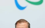 Le président du Comité international Paralympique (CIP), Andrew Parsons, s'exprime lors de la conférence de presse le 3 mars 2022 après la décision du CIP d'exclure les athlètes russes et bélarusses des Jeux de Pékin
