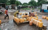 Des femmes remplissent des bidons d'eau à une pompe à Maban, le 20 août 2025 au Soudan du Sud