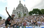 Julian Alaphilippe chaleureusement applaudi par la foule sous la Basilique du Sacré-Coeur de Montmartre pour son dernier Tour de France, le 26 juillet 2026 à Paris