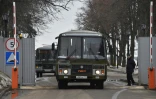 Des bus quittent l'aéroport moscovite de Vnukovo après l'arrivée d'un avion rapatriant 46 diplomates russes expulsés des Etats-Unis ainsi que leurs familles, le 1er avril 2018