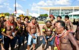 Des indigènes du Brésil fêtent à Brasilia une décision de la Cour suprême favorable à leurs terres le 21 septembre 2023
