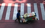 Un vendeur de rue, le 30 avril 2026 à Bangkok 