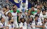 Le latéral gauche brésilien Marcelo soulève le trophée de la Ligue des Champions, la 14e du club et sa 5e personnelle, après la victoire, 1-0 en finale face à Liverpool, le 28 mai 2022 au Stade de France à Saint-Denis