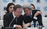 Le secrétaire d'Etat américain John Kerry (d) s'entretient avec le secrétaire général de l'ONU Ban Ki-moon lors de la conférence sur le climat au Bourget le 8 décembre 2015
