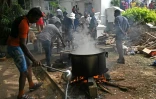 Cuisine improvisée dans le parc du palais du Premier ministre, à Colombo le 10 juillet 2022, après la prise d'assaut la veille de plusieurs bâtiments officiels par les manifestants