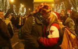 Un couple sur les Champs Elysées le 31 décembre 2002 à Paris