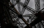 Des cordistes repeignent la Tour Eiffel le 1er février 2021 à Paris
