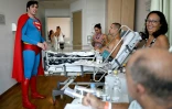 Leonardo Muylaert, le "Superman brésilien",  avec des patients et des membres l'équipe médicale de l'Institut de traumatologie et d'orthopédie (Into), le 18 mars 2024 à Rio de Janeiro