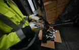 Un agent des douanes inspecte des chaussures contrefaites au Havre, en Seine-Maritime, le 3 juin 2026
