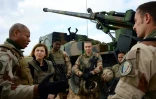 Le général français Jean-Marc Vigilant (G) et la ministre française des Armées Florence Parly (2e G) parlent à des soldats prenant part à l'opération Chammal (volet français de l'opération menée par la coalition internationale contre le groupe jihadiste Etat islamique) le 9 février 2019 près de la ville irakienne d'Al-Qaïm