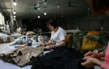 Des employées travaillent sur des vêtements pour la société chinoise de commerce en ligne Temu, dans une usine à Canton, dans la province du Guangdong, le 16 avril 2025 dans le sud de la Chine