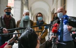 L'avocat Bernard Boulloud (D) parle à la presse entouré des parents et du frère d'Arthur Noyer, au tribunal de Chambéry le 30 avril 2021