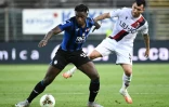 L'attaquant colombien de l'Atalanta Duvan Zapata (g) à la lutte avec le milieu chilien de Bologne Gary Medel, le 21 juillet 2020 à Bergame  