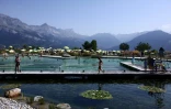 Vue du plan d'eau biotope et de ses bassins de filtration naturelle, à Combloux, en Haute-Savoie, le 12 août 2026