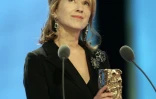 L'actrice Nathalie Baye pose après avoir remporté le César de la meilleur actrice pour "Le petit lieutenant", le 25 février 2006 à Paris