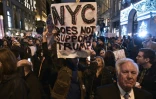 Des opposants au nouveau président élu Donald Trump manifestent sur la 5e Avenue à New York, le 9 novembre 2016