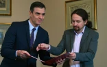 Le Premier ministre espagnol Pedro Sanchez et le leader de Podemos Pablo Iglesias signent un accord pour former un gouvernement, le 12 novembre 2019 Ă Madrid