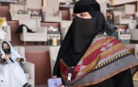 Lamia Al-Rachidi, une Saoudienne de 27 ans, a loué un chameau pour participé au concours de beauté réservé aux femmes dans le désert de Rumah, au nord-est de Ryad, le 8 janvier 2022