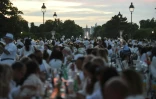 Des dîneurs en blanc à Paris, le 6 juin 2019