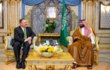 Photo distribuée par le palais royal saoudien montrant le prince héritier Mohamed ben Salmane et le secrétaire d'Etat américain Mike Pompeo, le 18 septembre 2019 à Jeddah (ouest de l'Arabie saoudite)