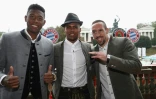 Franck Ribéry et ses coéquipiers du Bayern David Alaba et Douglas Costa, lors de la traditionnelle de l'équipe visite à l'Oktoberfest, le 8 octobre 2016 0 Munich