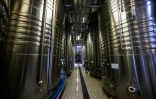 Des cuves appartenant à la coopérative Vivadour, qui a lancé avec la start-up Moderato un site de désalcoolisation du vin, le 25 juin 2025 à Vic-Fezensac, dans le Gers 