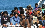 Des migrants en provenance de Tunisie et de Libye arrivent à Lampedusa à bord d'un bateau des gardes-côtes italiens, le 1er août 2020