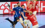 Nikola Karabatic, face aux défenseurs danois, tente de passer le ballon à un coéquipier, lors du dernier match du tour principal de l'Euro, le 26 janvier 2022 à Budapest