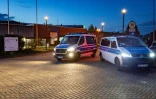 Des véhicules de police devant l'entrée de la prison de haute sécurité de Sehnde, près de Hanovre, où est détenu Christian Brückner, principal suspect dans la disparition de la fillette britannique Madeleine McCann en 2007 au Portugal, le 17 septembre 2025 en Allemagne