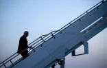 Le président américain Joe Biden monte à bord d'Air Force One à Rzeszow, en Pologne, le 25 mars 2022