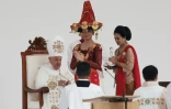 Le pape François (g) lors d'une messe au stade Gelora Bung Karno à Jakarta, le 5 septembre 2024 en Indonésie