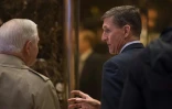 Le général américain Michael Flynn (d) à Trump Tower à New York, le 1er décembre 2016