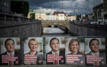 Affiches électorales du Premier ministre social-démocrate Stefan Loefven, de la ministre suédoise des Finances Magdalena Andersson et la ministre des Affaires étrangères Margot Wallstrom à Stockholm le 1er septembre 2018
