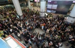 Des voyageurs observent une minute de silence à la gare Atocha à Madrid, en hommage aux victimes de la collision entre deux trains à grande vitesse, le 29 octobre 2026 en Espagne