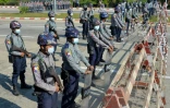 Des soldats bloquent une route menant au Parlement, lors du coup d'Etat, le 1er février 2021 à Naypyidaw, en Birmanie