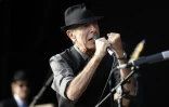 Le chanteur et poète Leonard Cohen chante le 20 juillet 2008 au Festival de Benicassim (Espagne) 